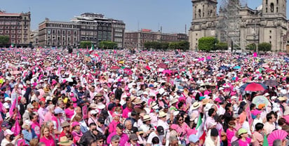 En un Zócalo sin Bandera, la Marea Rosa toma otra vez la plaza