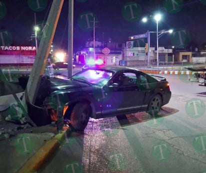 Mustang colisiona violentamente contra poste de la CFE