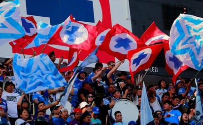 Liga MX: Aficionado de Cruz Azul besa a su novia y a su amiga en el partido vs Tigres UANL