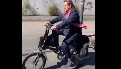 Xóchitl Gálvez llegó al INE en bicicleta a registrarse como candidata a la Presidencia