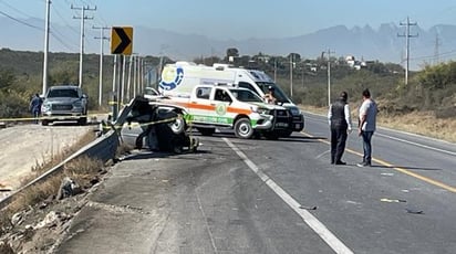 Muere conductor al estrellar su auto contra tráiler 