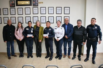 Entregan reconocimiento al y a la policía del mes de enero 