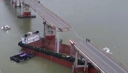 Buque portacontenedores choca contra un puente y deja 5 muertos en China