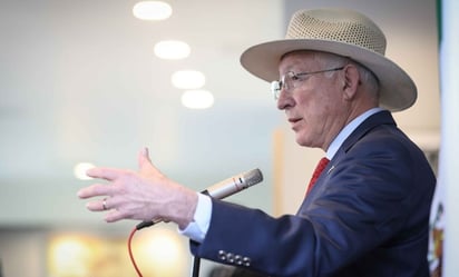 Ken Salazar celebra incautación de metanfetaminas más grande de la historia de EU