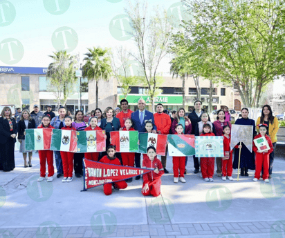 Monclova hace ceremonia de conmemoración del día de la bandera en la plaza principal