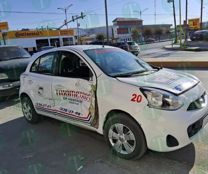 Imprudente taxista provoca fuerte choque en transitado cruce de Monclova