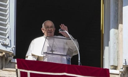 Papa aparece en la ventana sobre Plaza de San Pedro después de padecer gripe