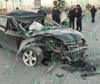 Socorristas sacan a joven de entre los fierros retorcidos de su auto