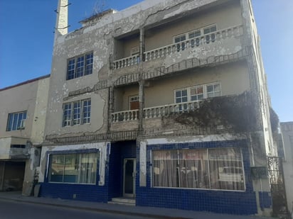 Edificio en ruinas pone en riesgo a ciudadanos