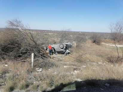 Dos personas vuelcan y caen a un barranco en el ejido El Moral