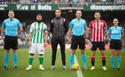 LaLiga: Trasladan al hospital a árbitra del Betis-Athletic por chocar contra una cámara