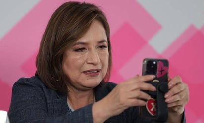 VIDEO: Xóchitl Gálvez recibe llamadas en plena conferencia