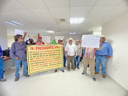 Pensionados protestan en contra del regidor de Derechos Humanos 