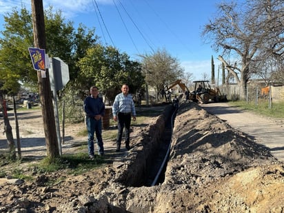 El alcalde de Allende está supervisando las obras en el barrio del Hacha