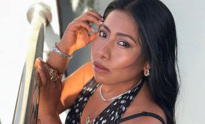 Yalitza Aparicio combina linda minifalda con alpargatas de tacón