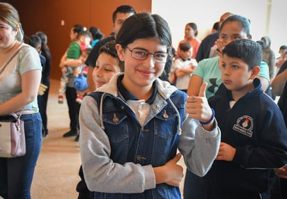 Niños son beneficiados con lentes graduados para su desempeño escolar