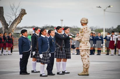 Municipio abanderan a 55 instituciones educativas en ceremonia cívica