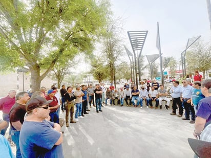 Extrabajadores de AH se siguen reuniendo en la Plaza Principal para analizar diversos temas