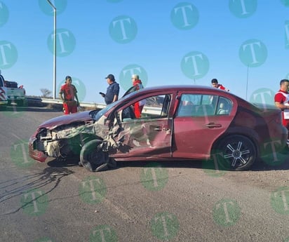 Auto y tráiler chocan en la federal 57, una mujer herida