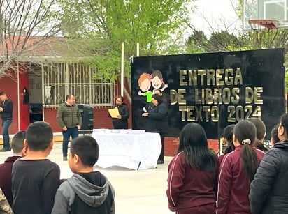 Tras cinco meses, reparten libros de texto en primarias 