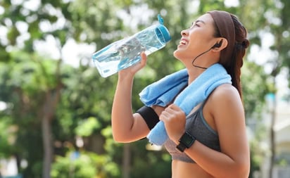 No es el agua: esta es la bebida que te mantiene más hidratado, según la ciencia