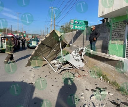 Conductora choca contra puesto de tacos en la avenida Sidermex