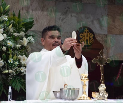 Párroco con el don de sanación llega a la Sagrada Familia 