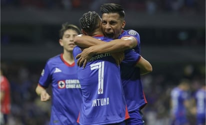 Cruz Azul derrota de forma contundente a Chivas en el Azteca