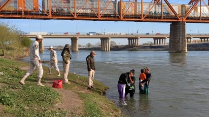 Familia panameña es rescatada de morir ahogada en el Bravo