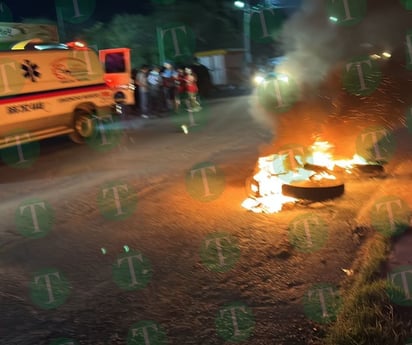 ¡Motocicleta se convierte en una bola de fuego!