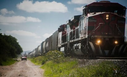 Una mujer y un niño resultan heridos al ser embestidos por tren de carga en Culiacán, Sinaloa