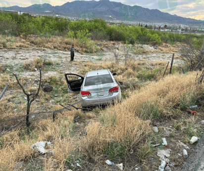 Carro sale del asfalto y desbarranca en la avenida 4