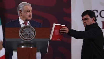 AMLO inicia en su mañanera 'especie de seminario' de historia con capítulos de su libro