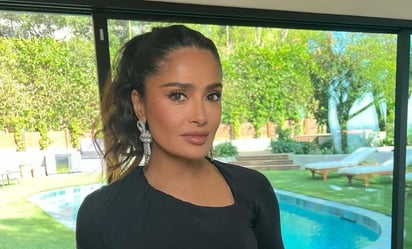 Salma Hayek luce elegante traje con top de escote profundo