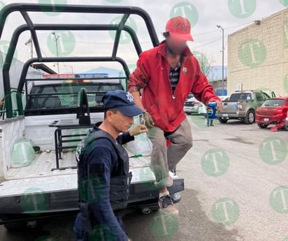 Hombre se atravesaba peligrosamente al paso de los coches en el Pape