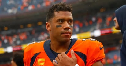 Despiden los Denver Broncos al “quarterback” Russell Wilson