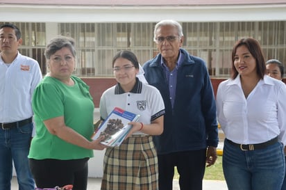 Alumnos de secundaria reciben los libros de texto luego de meses en bodega