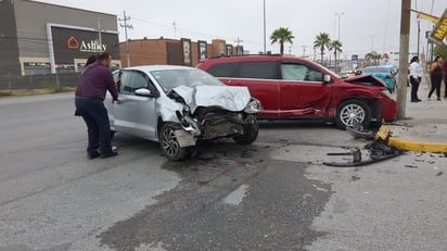 Jóvenes universitarios protagonizan aparatoso accidente vial 