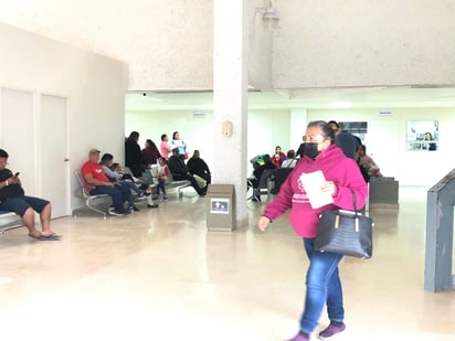 Empleados del ISSSTE trabajan bajo protesta por riesgos en la clínica 