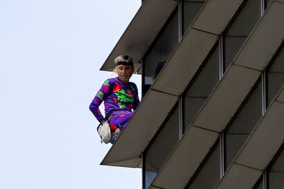 El 'Spiderman' francés escala edificio de 217 metros en Manila