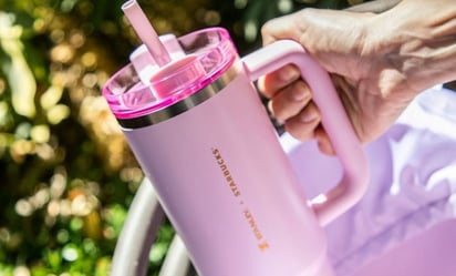 Revenden vaso rosa Stanley de Starbucks por casi 4 mil pesos y genera molestia en redes 