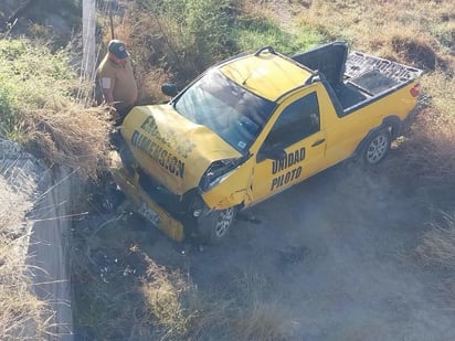 Camioneta vuelca en la autopista premiere