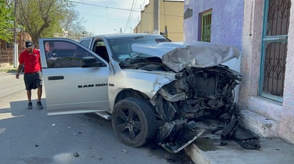 Camioneta omite alto y provoca accidente vial con ruta urbana