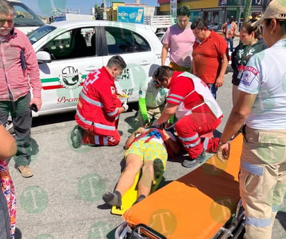 Hermanos menores de edad terminan lesionados tras choque de moto con taxi 