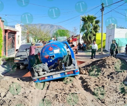 Pipa de Gas LP se hunde en zanja de SIMAS en Colinas de Santiago de Monclova