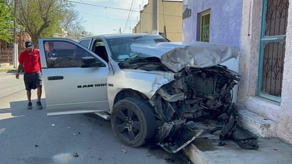 Camioneta RAM omite alto y provoca accidente