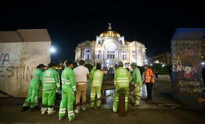 FOTOS: Blindan con vallas monumentos de la CDMX previo al 8M