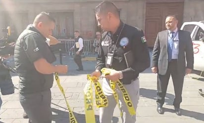 FGR acude a Palacio Nacional tras derribo de puerta e ingreso de normalistas de Ayotzinapa