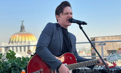 Drake Bell deleita a fans: canta en el centro de la Ciudad de México