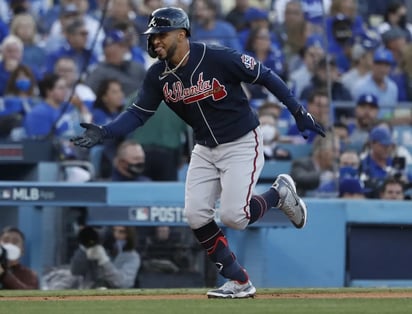 Firma Eddie Rosario con los Nacionales de Washington